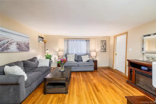 105 Wicks LN, Malverne, NY 11565