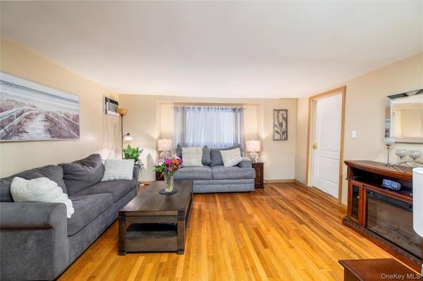 105 Wicks LN, Malverne, NY 11565