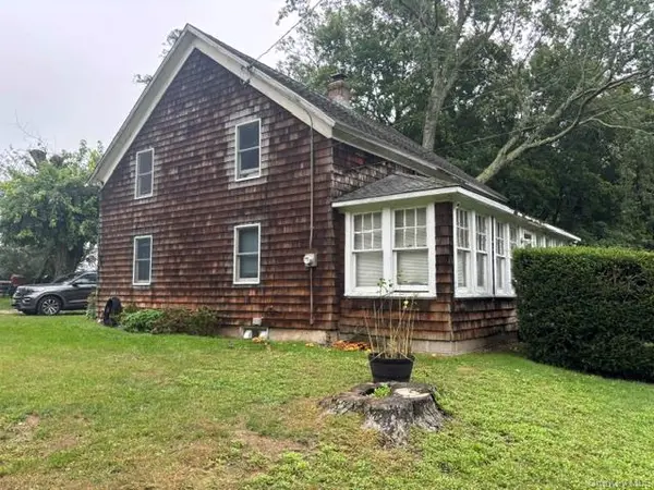 284 Church LN, Riverhead, NY 11931