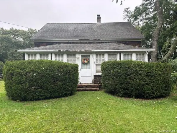 284 Church LN, Riverhead, NY 11931