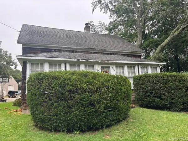 284 Church LN, Riverhead, NY 11931