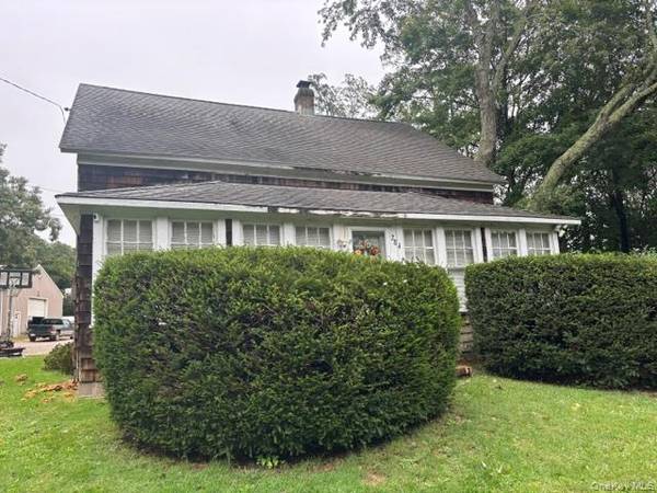 284 Church LN, Riverhead, NY 11931