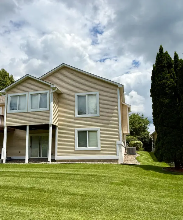 808 Winterberry DR, Woodbury, MN 55125