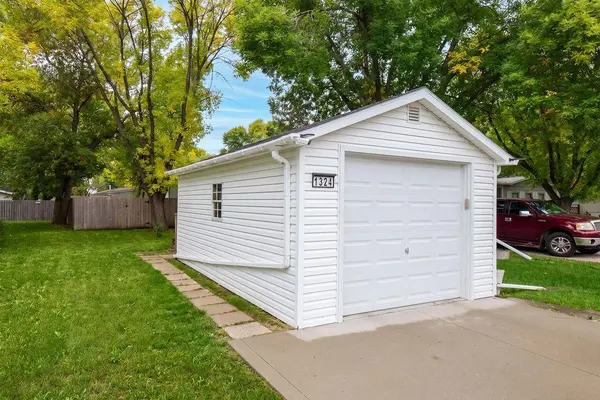 1324 Sandstone DR, West Fargo, ND 58078