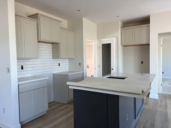 224 E Hanscom St, Derby, KS 67037