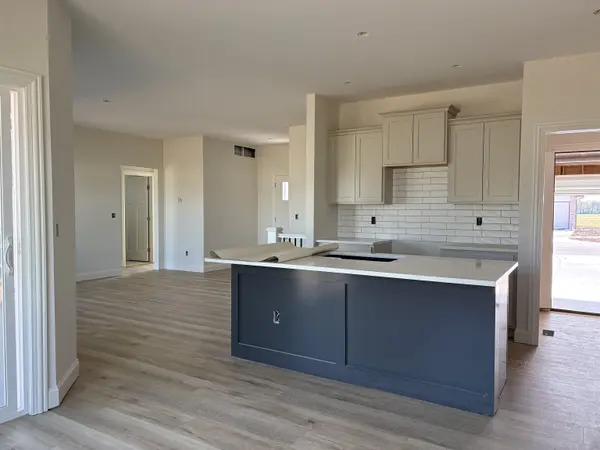 224 E Hanscom St, Derby, KS 67037