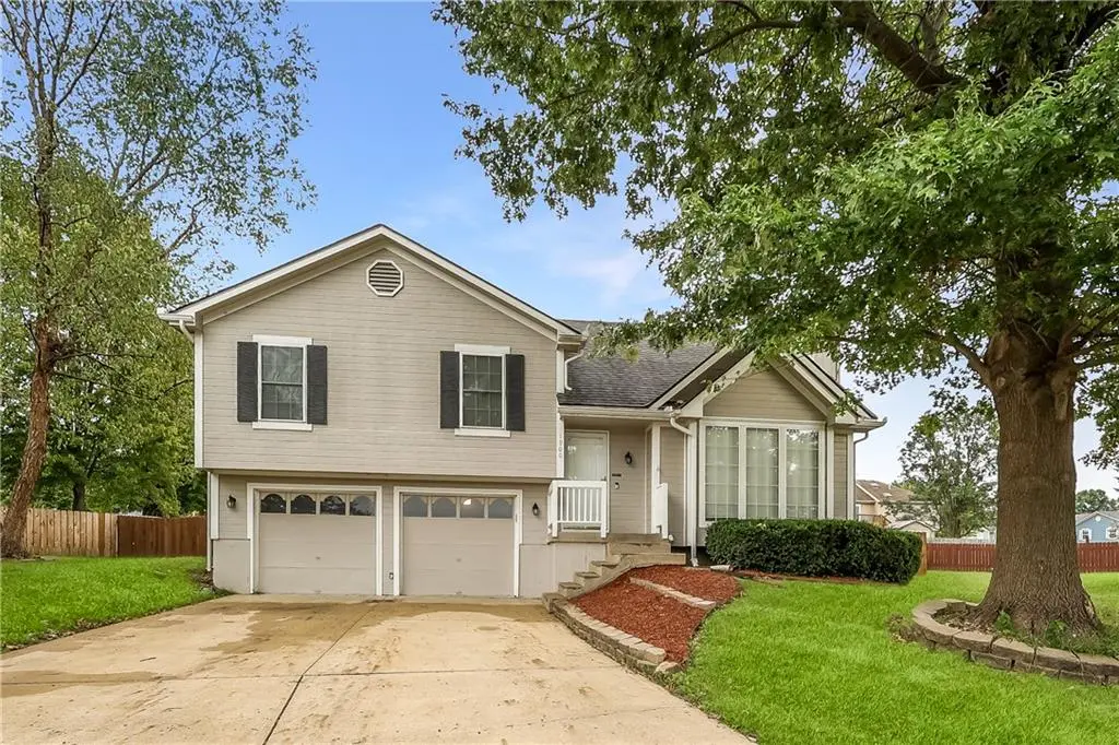 1900 Arapaho CT, Greenwood, MO 64034