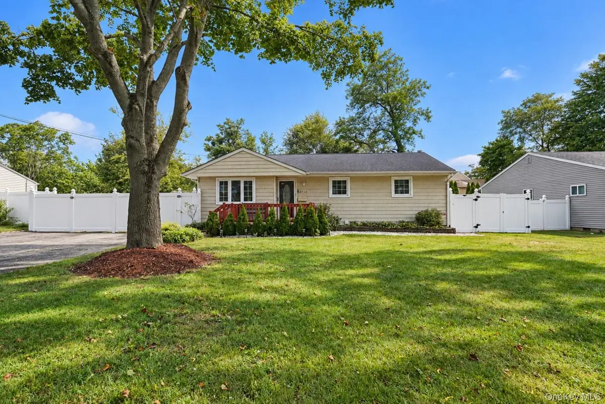 2712 Connecticut AVE, Medford, NY 11763