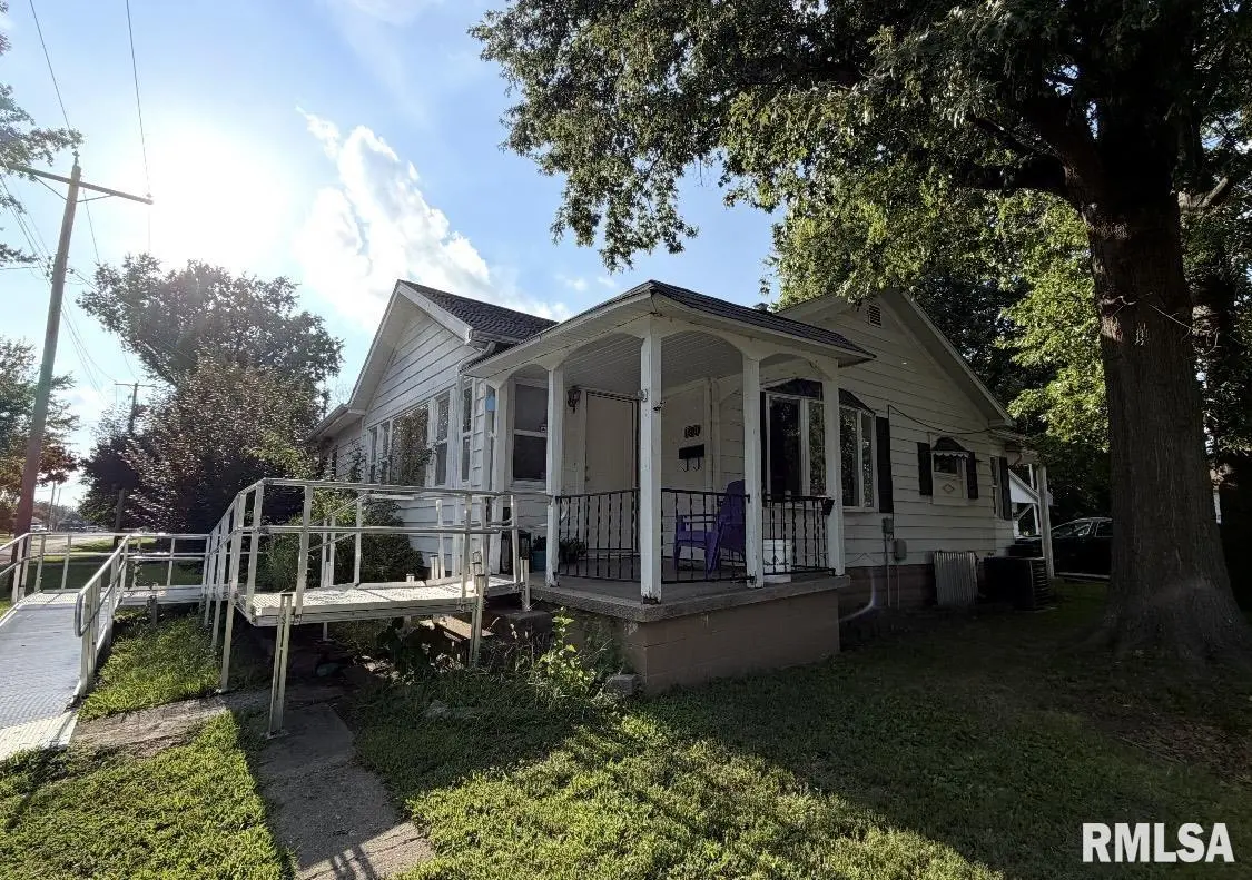 1201 W England ST, Taylorville, IL 62568