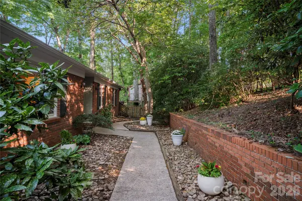 8 Galax LN, Hendersonville, NC 28791