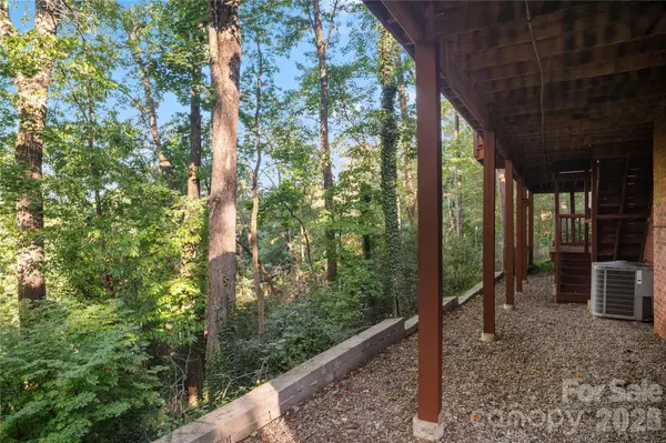 8 Galax LN, Hendersonville, NC 28791