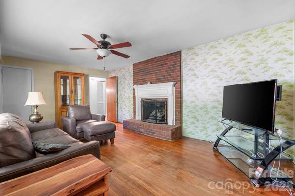 1416 36th Avenue DR NE, Hickory, NC 28601