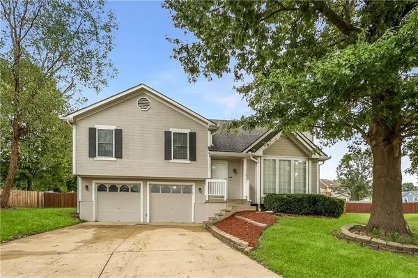 1900 Arapaho CT, Greenwood, MO 64034