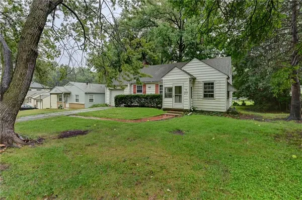 2305 W 73rd ST, Prairie Village, KS 66208