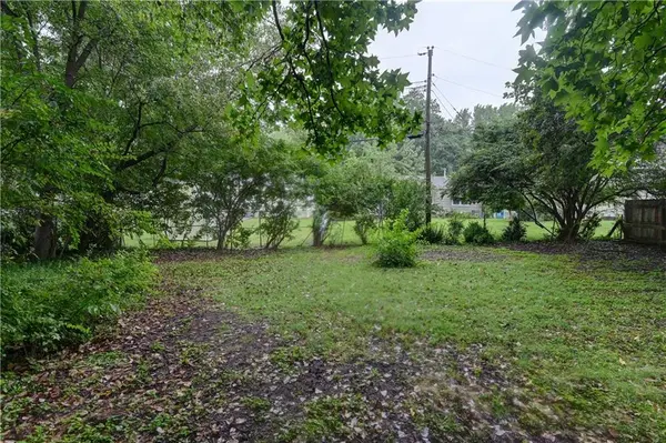 2305 W 73rd ST, Prairie Village, KS 66208
