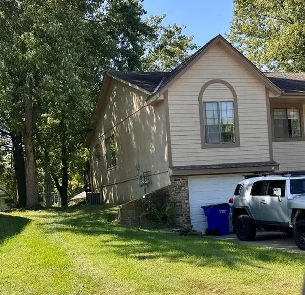 313-315 NW Gibson RD, Lee's Summit, MO 64063
