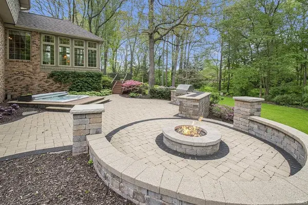 51086 Woodcliff CT, Granger, IN 46530