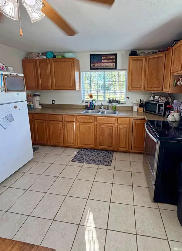 2009 Grand AVE, Washington, IN 47501