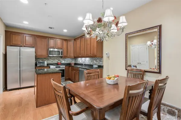 348 Trotting LN, Westbury, NY 11590