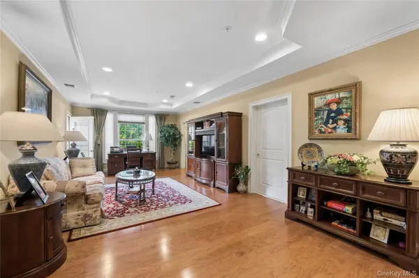 348 Trotting LN, Westbury, NY 11590