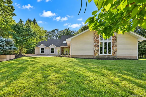 6 Cedarfield TER, Saint James, NY 11780