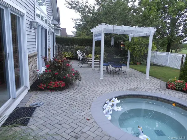 173 Hamlet DR, Mount Sinai, NY 11766