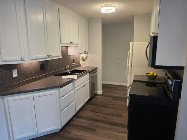 401 E Burnsville Pkwy #124, Burnsville, MN 55337