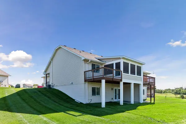 1851 Lakeridge WAY, Waconia, MN 55387