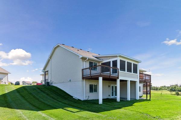 1851 Lakeridge WAY, Waconia, MN 55387