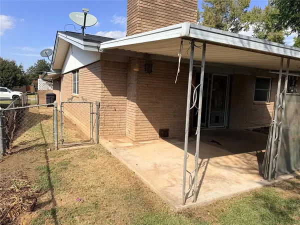 8332 NW 35th ST, Bethany, OK 73008
