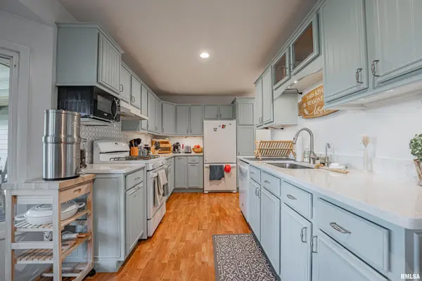 215 MAYFAIR DR, Lincoln, IL 62656
