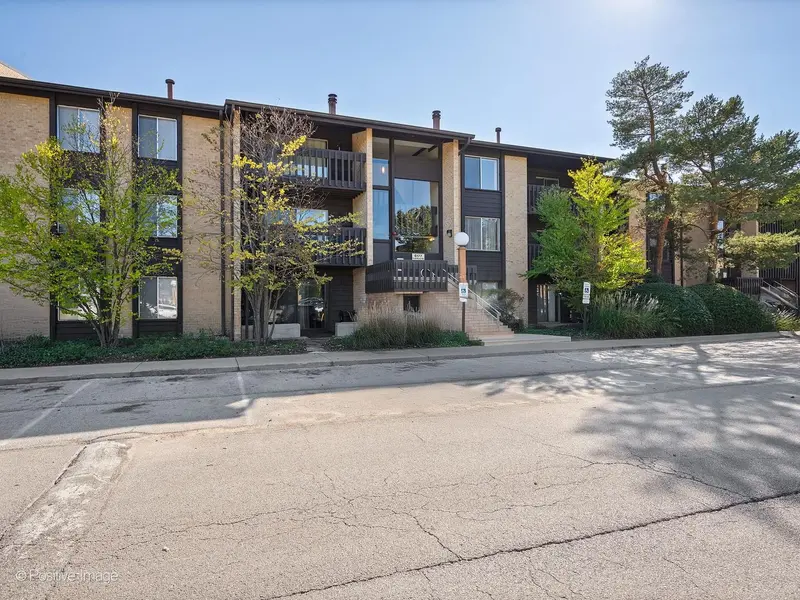 6177 KNOLL WOOD RD #302, Willowbrook, IL 60527