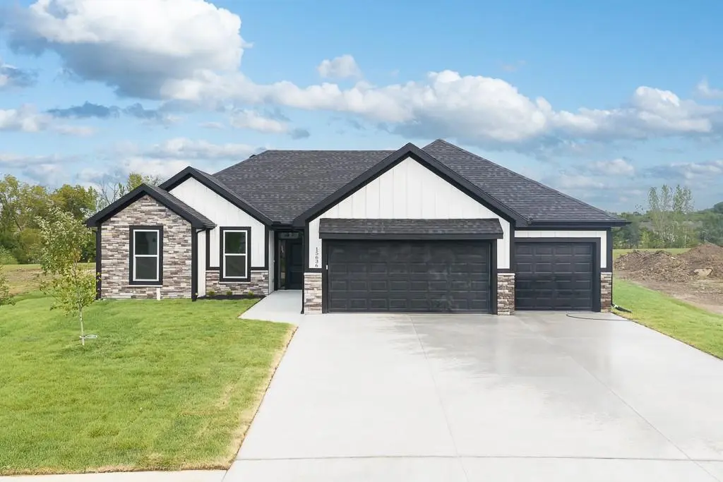 15636 Austin CT, Basehor, KS 66007