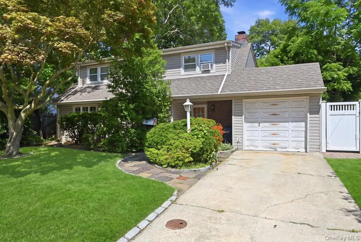 66 N Emerson AVE, Copiague, NY 11726
