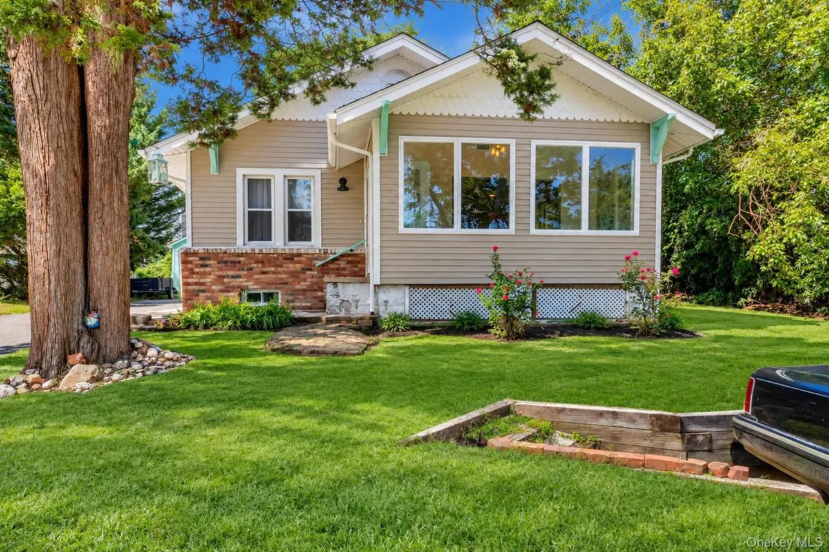 3 School ST, Lake Ronkonkoma, NY 11779