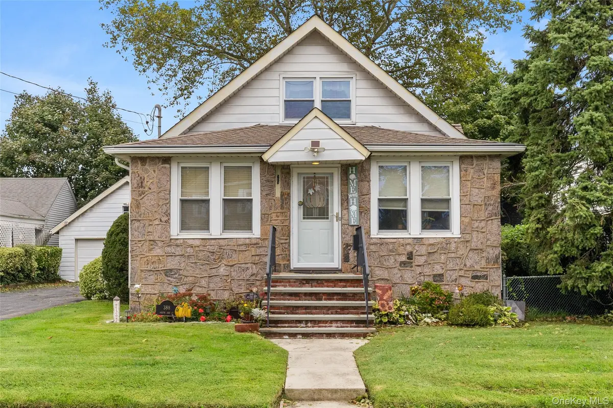 388 S 2nd ST, Lindenhurst, NY 11757