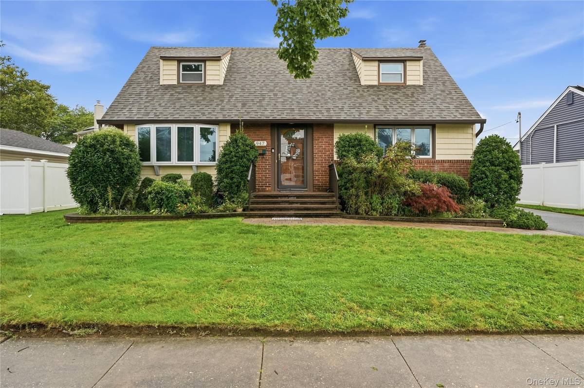 947 White Birch LN, Wantagh, NY 11793