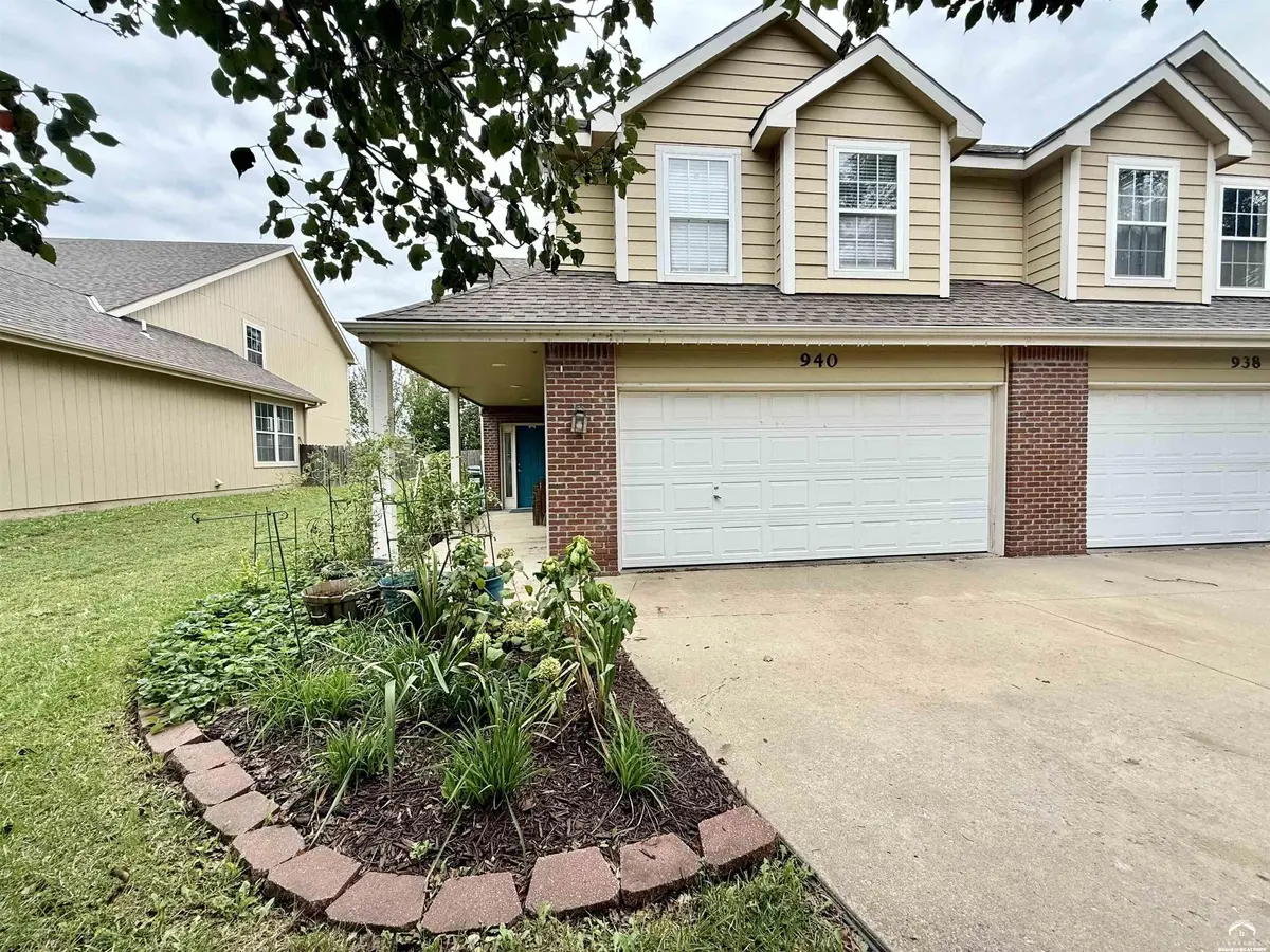 940 N Field Stone DR, Lawrence, KS 66049