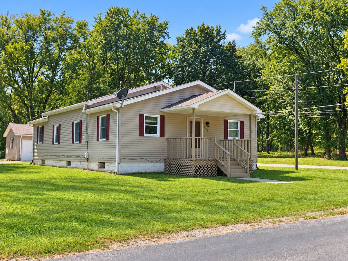 901 E Olive ST, Duquoin, IL 62823