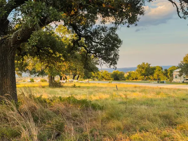924 Axis CIR, Fredericksburg, TX 78624