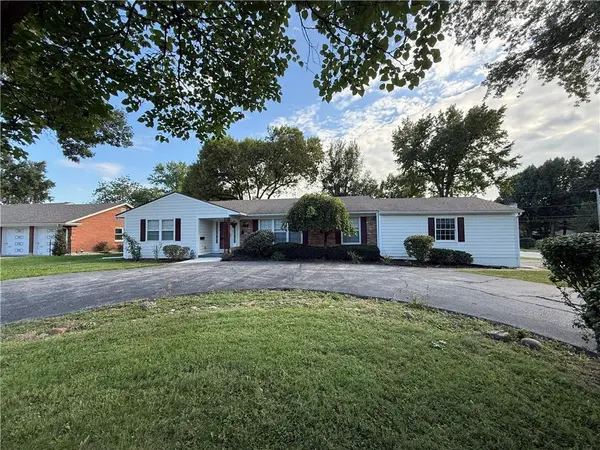 305 NW OBrien RD, Lee's Summit, MO 64063