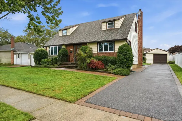 947 White Birch LN, Wantagh, NY 11793