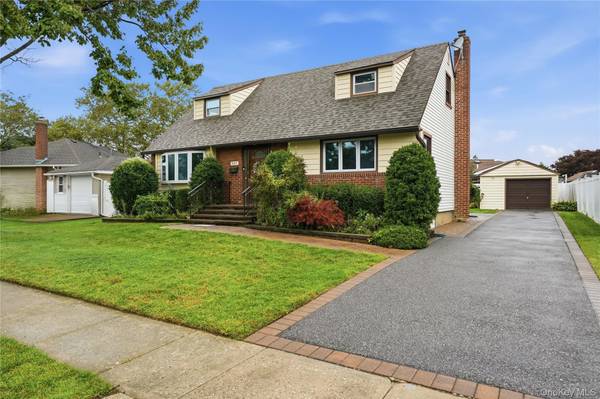 947 White Birch LN, Wantagh, NY 11793