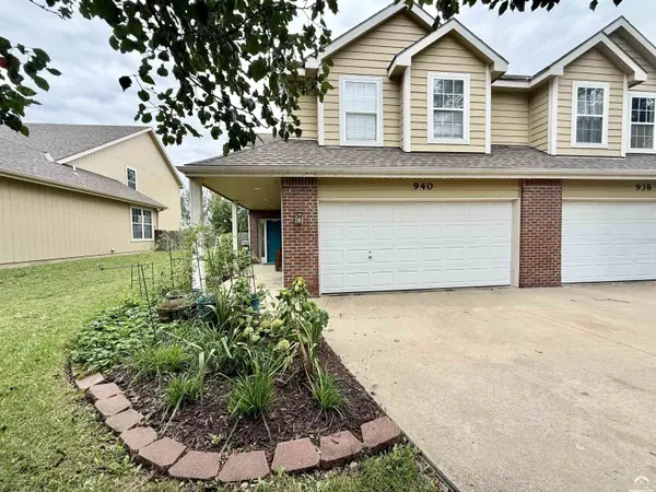 940 N Field Stone DR, Lawrence, KS 66049