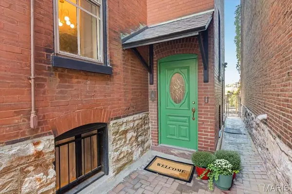 2432 McNair AVE, St Louis, MO 63104
