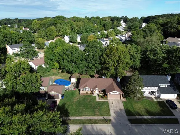 885 San Sebastian DR, Fenton, MO 63026