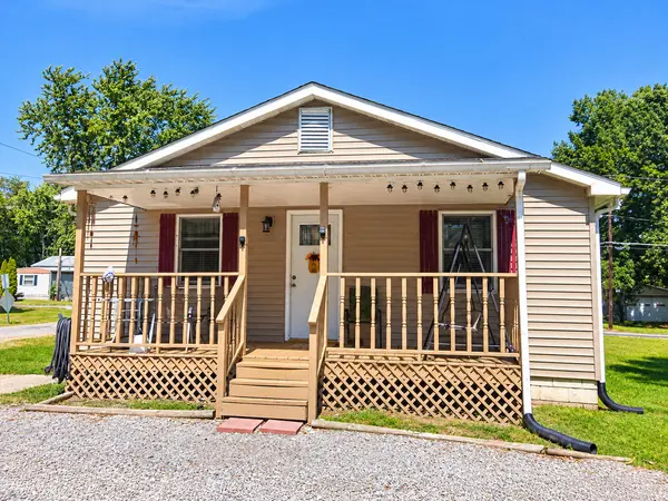 901 E Olive ST, Duquoin, IL 62823