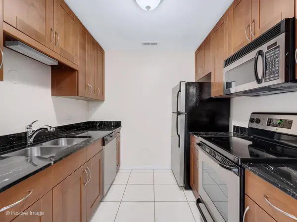 6177 KNOLL WOOD RD #302, Willowbrook, IL 60527