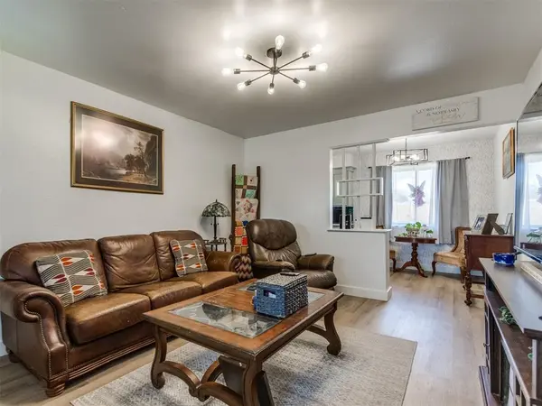 907 SW 3rd ST, Moore, OK 73160