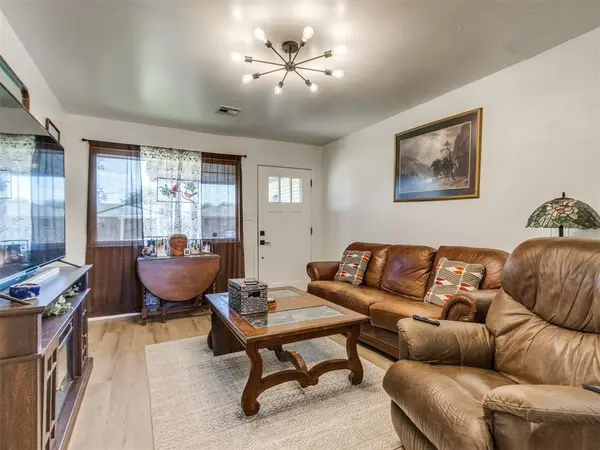 907 SW 3rd ST, Moore, OK 73160